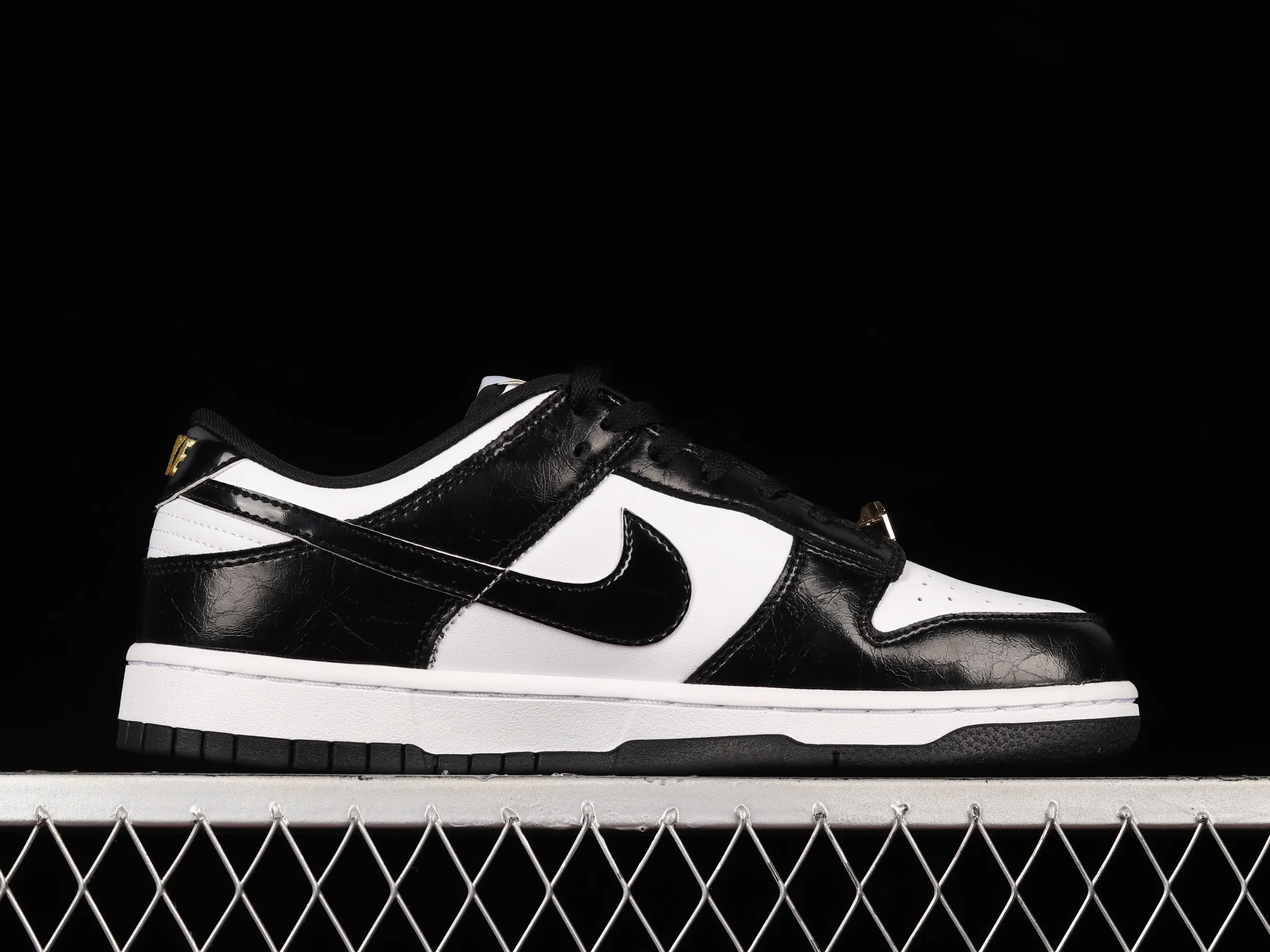 All categories Nk SB Dunk series Nk SB Dunk Low low-top sneakers F version special price Nk Dunk SB Low black and white patent leather panda SB smashed backboard fashion casual sneakers DR9511-100